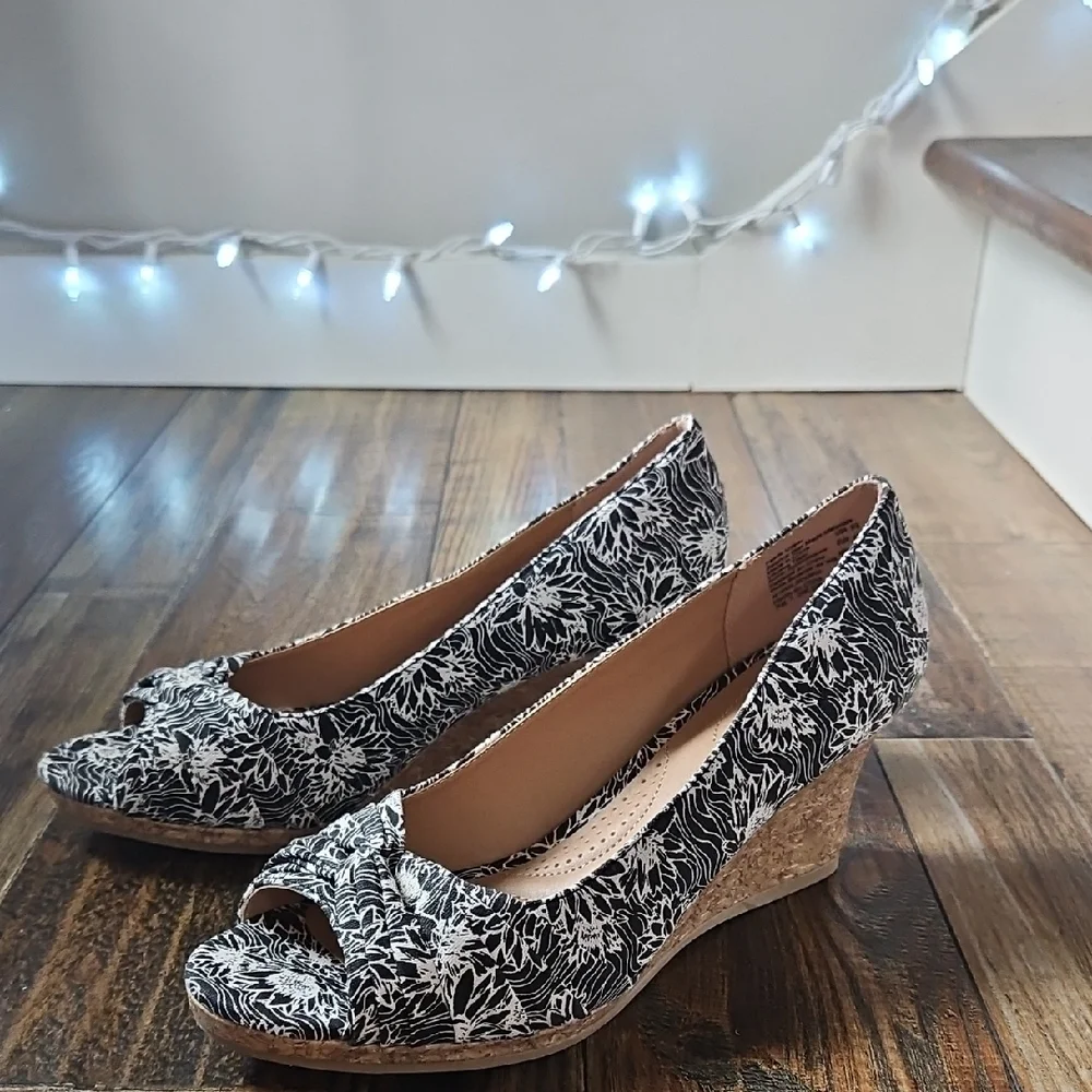 Dexflex Comfort Black and‎ White Floral Wedges